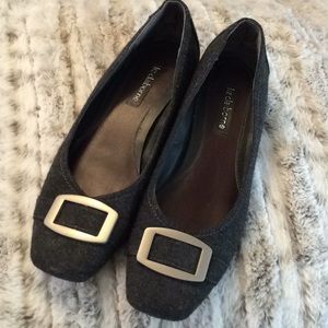 CLASSY ANN TAYLOR SHOES. GREY FELT / Small Heel.🖤